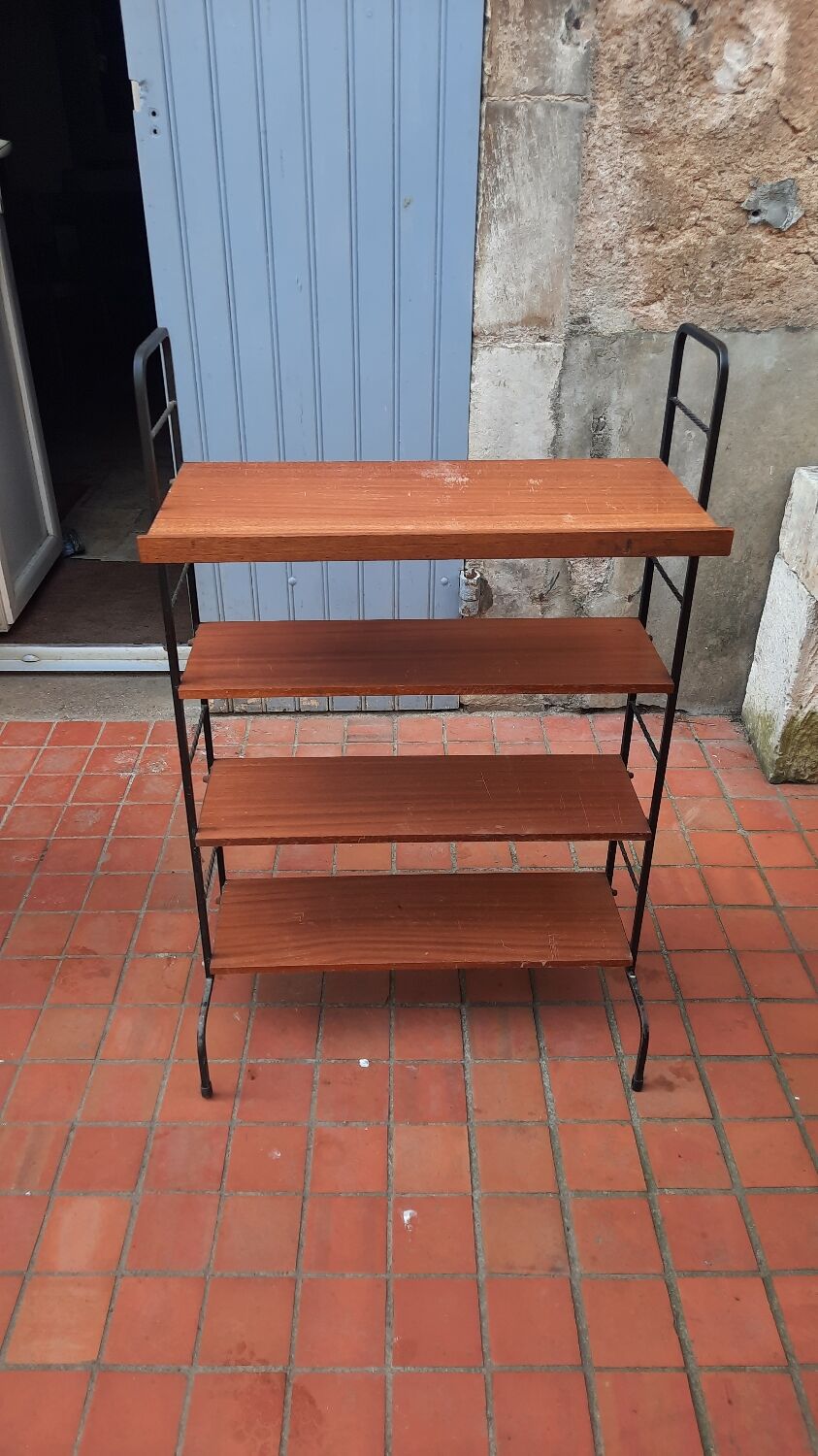Shelf on foot