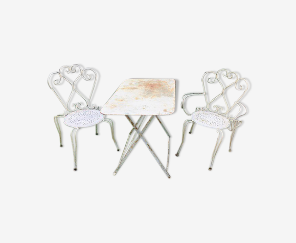 Salon de jardin avec table bistrot pliante, 1 chaise et 1 fauteuil en fer forgé plein anno 1930