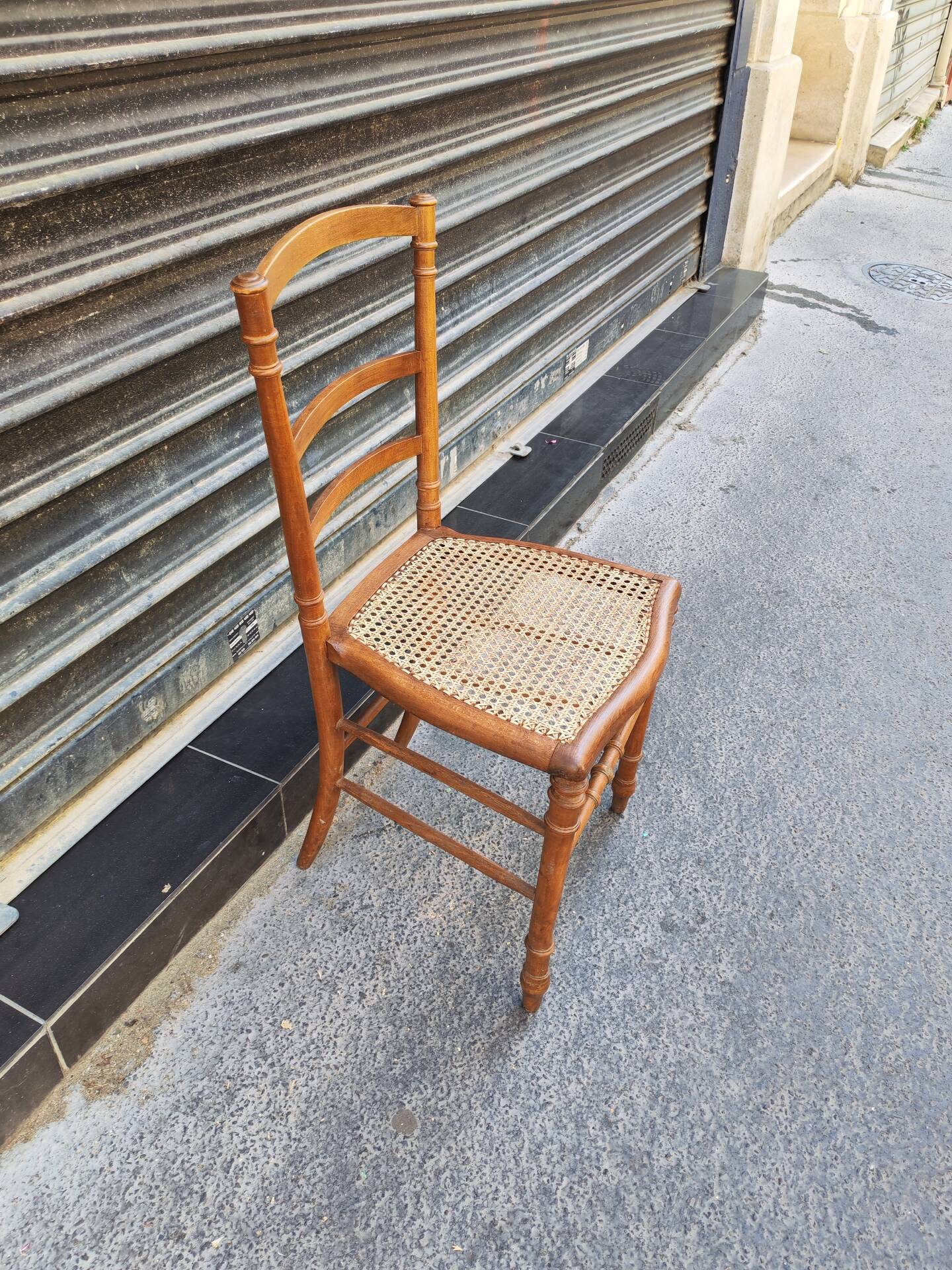 Chaise ancienne en bois et canage