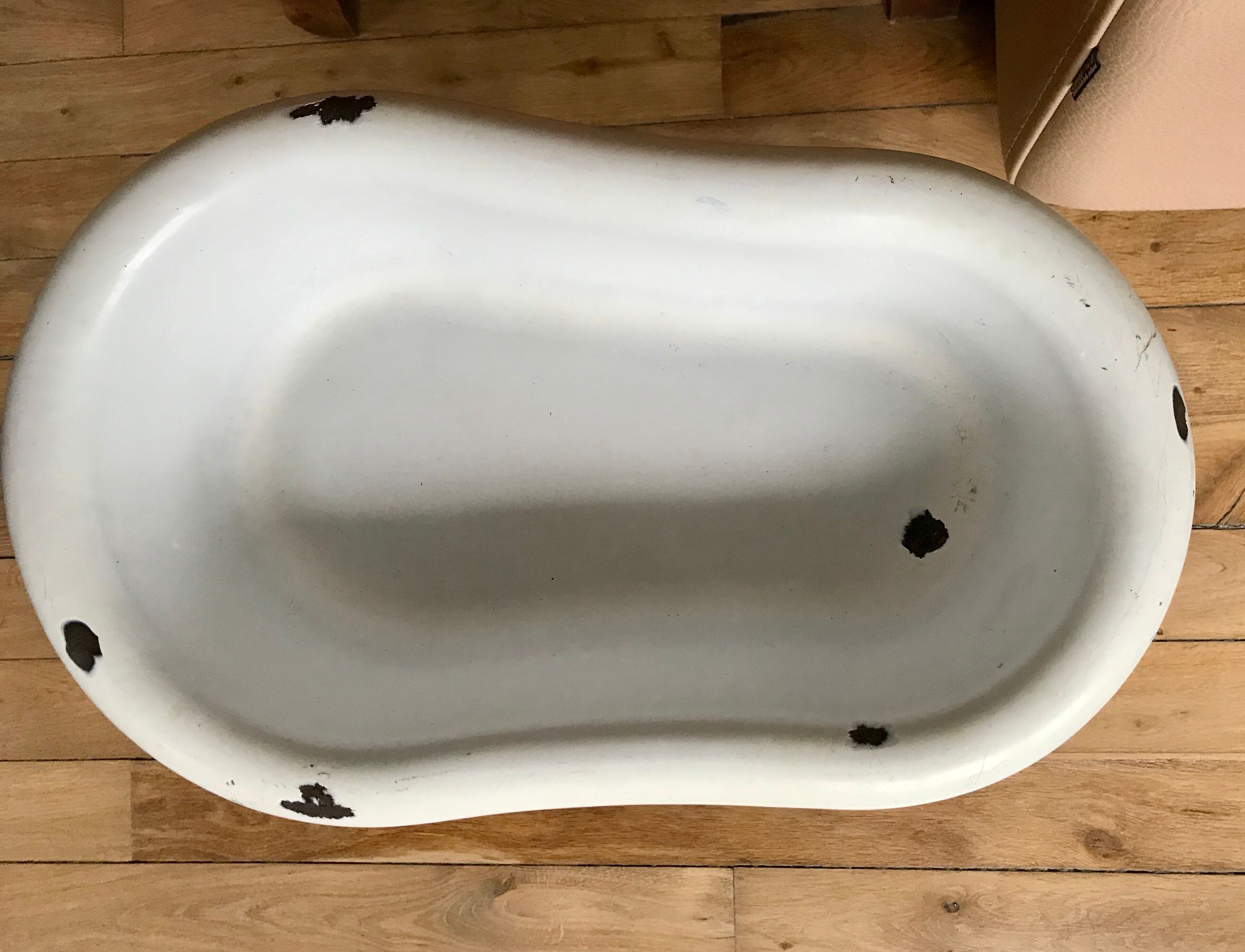 Old baby bean bathtub enamelled structure bent wood early twentieth century
