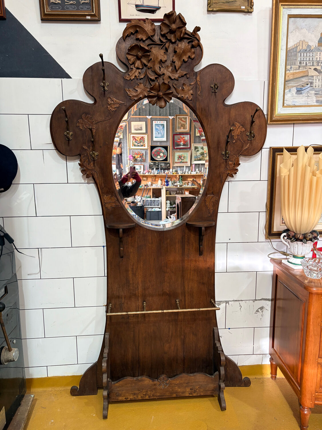 Grand porte-manteau Art Nouveau en bois sculpté – vers 1900
