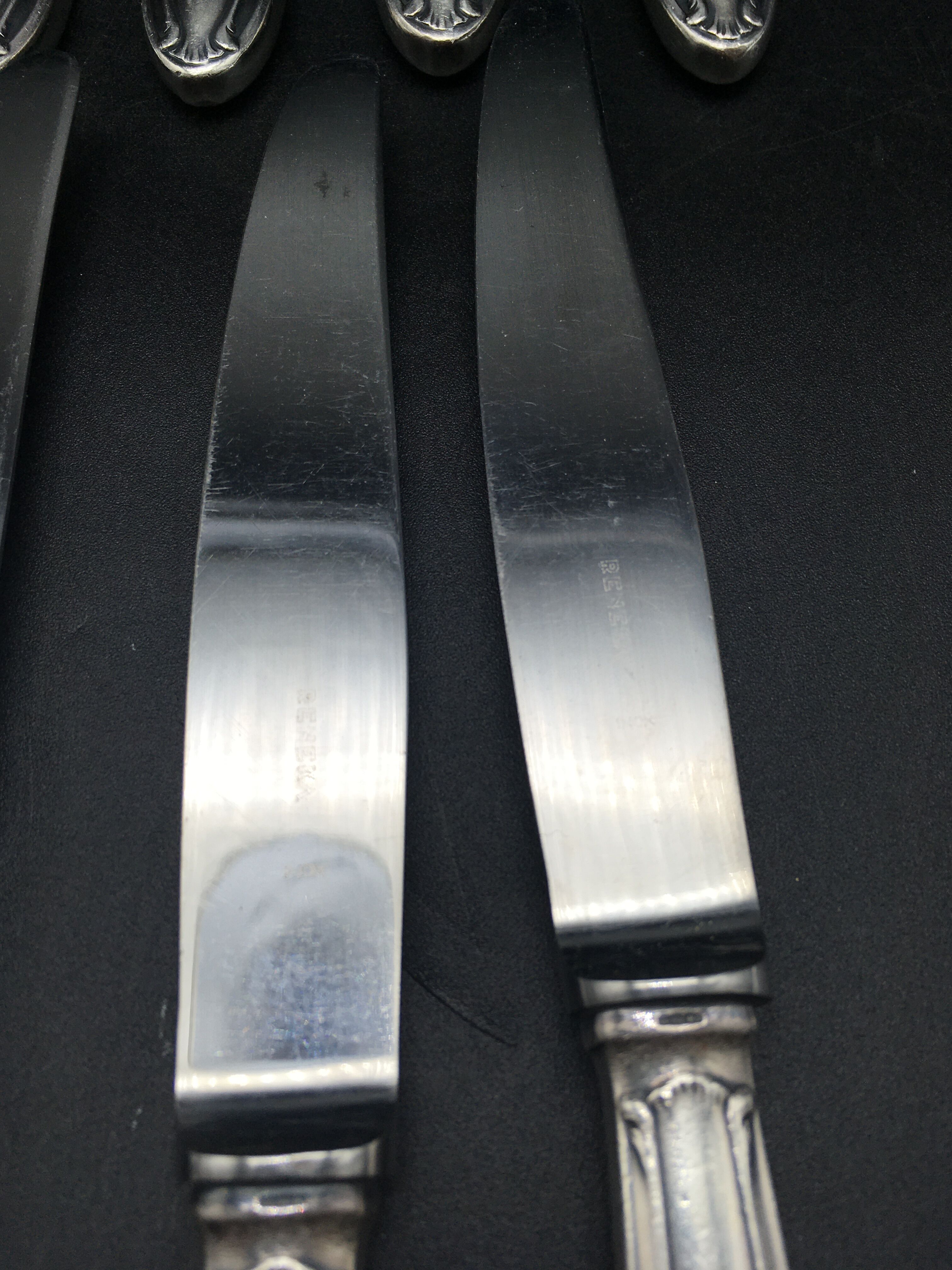 9 table knives in silver metal.