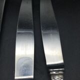 9 table knives in silver metal.
