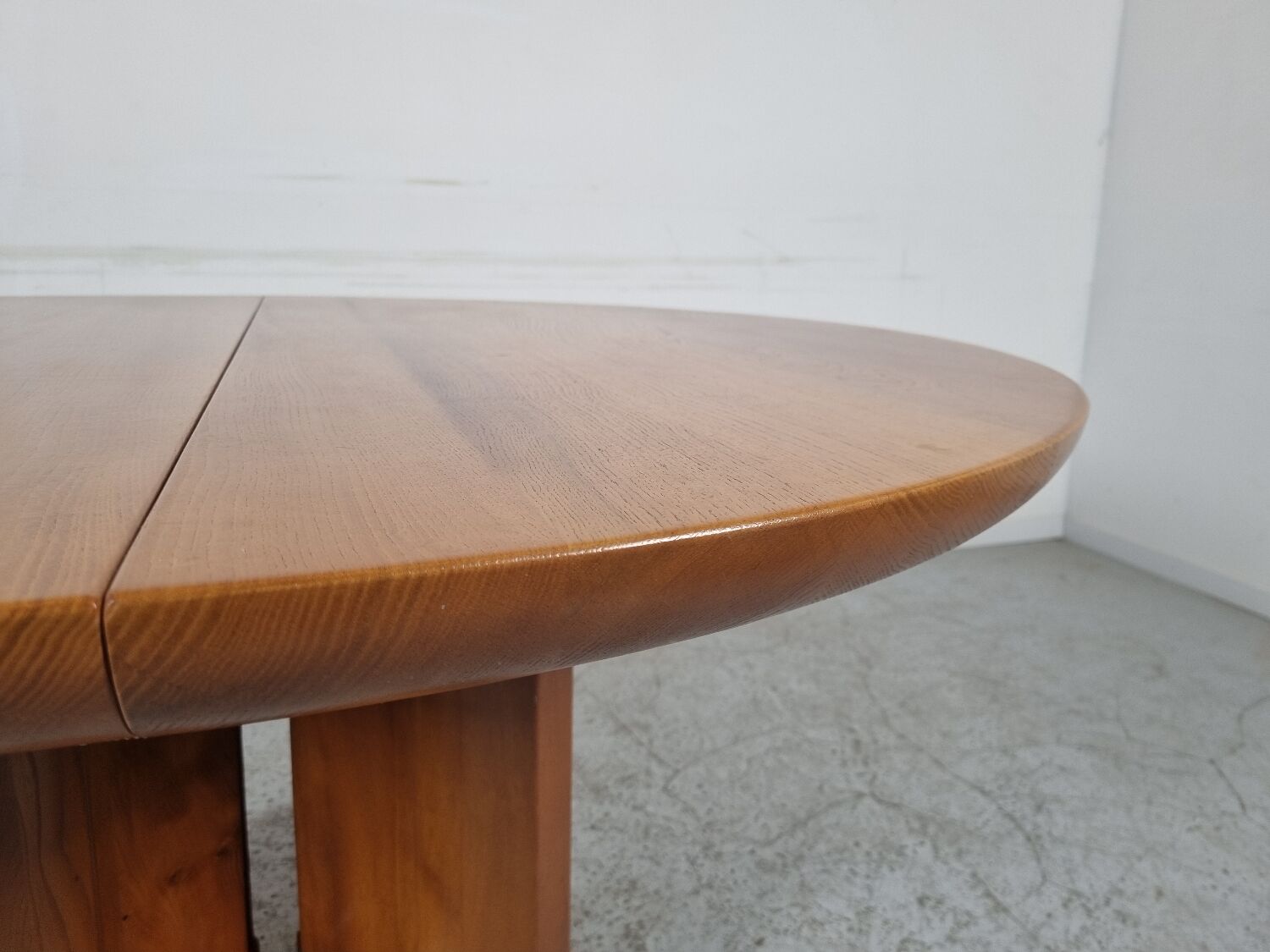 Table à manger en orme de Luigi Gorgoni années 80