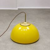 Lampe à suspension italienne du milieu du siècle en verre jaune et laiton