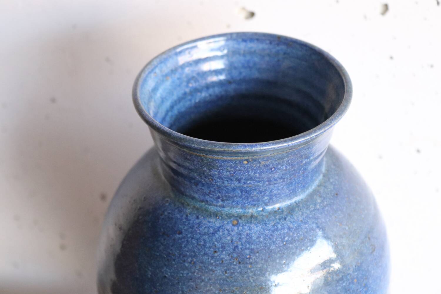 Grand vase en grès émaillé bleu – signé