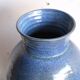 Grand vase en grès émaillé bleu – signé