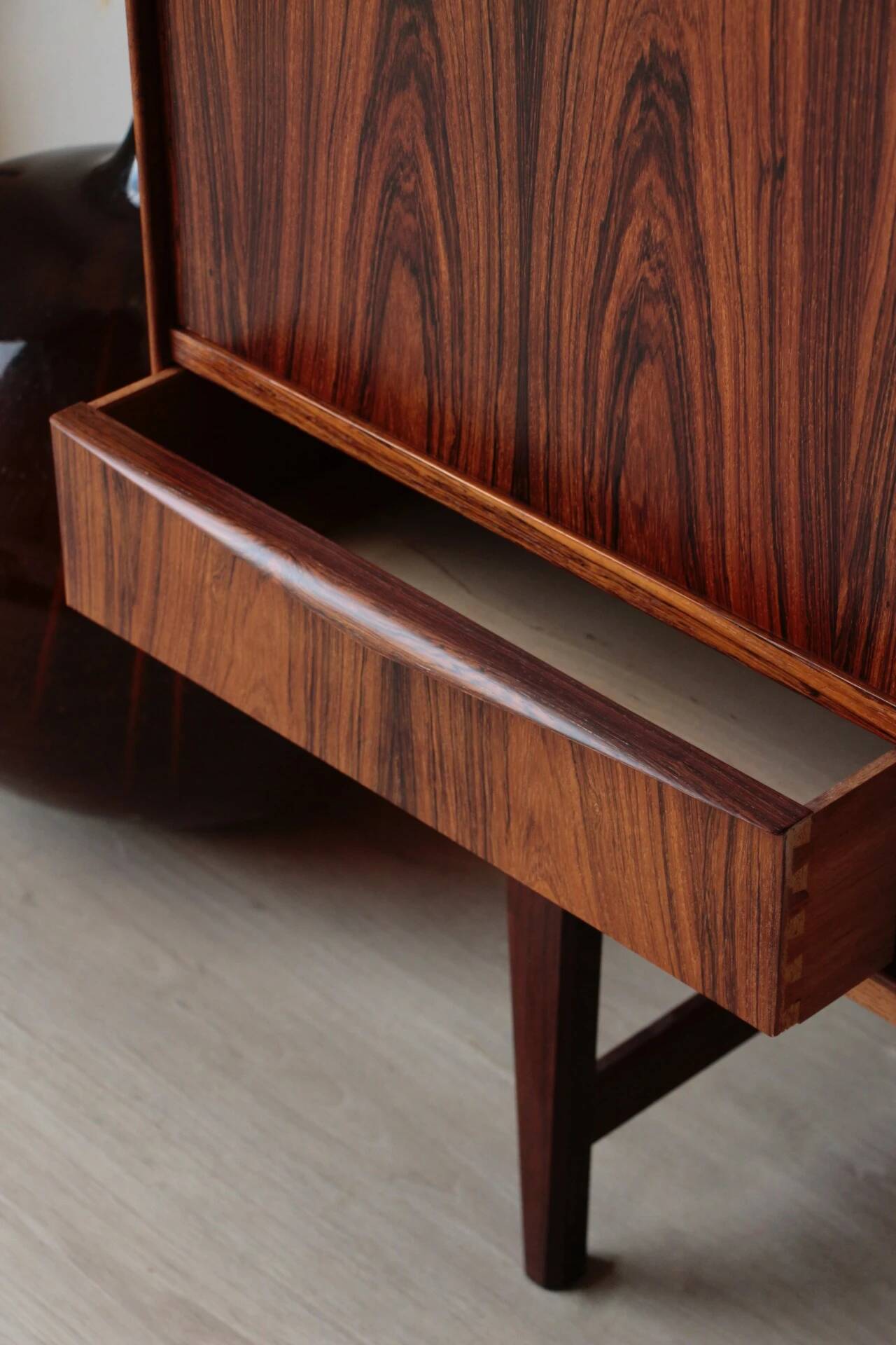 Buffet haut scandinave en palissandre – design E.W. Bach (années 60)