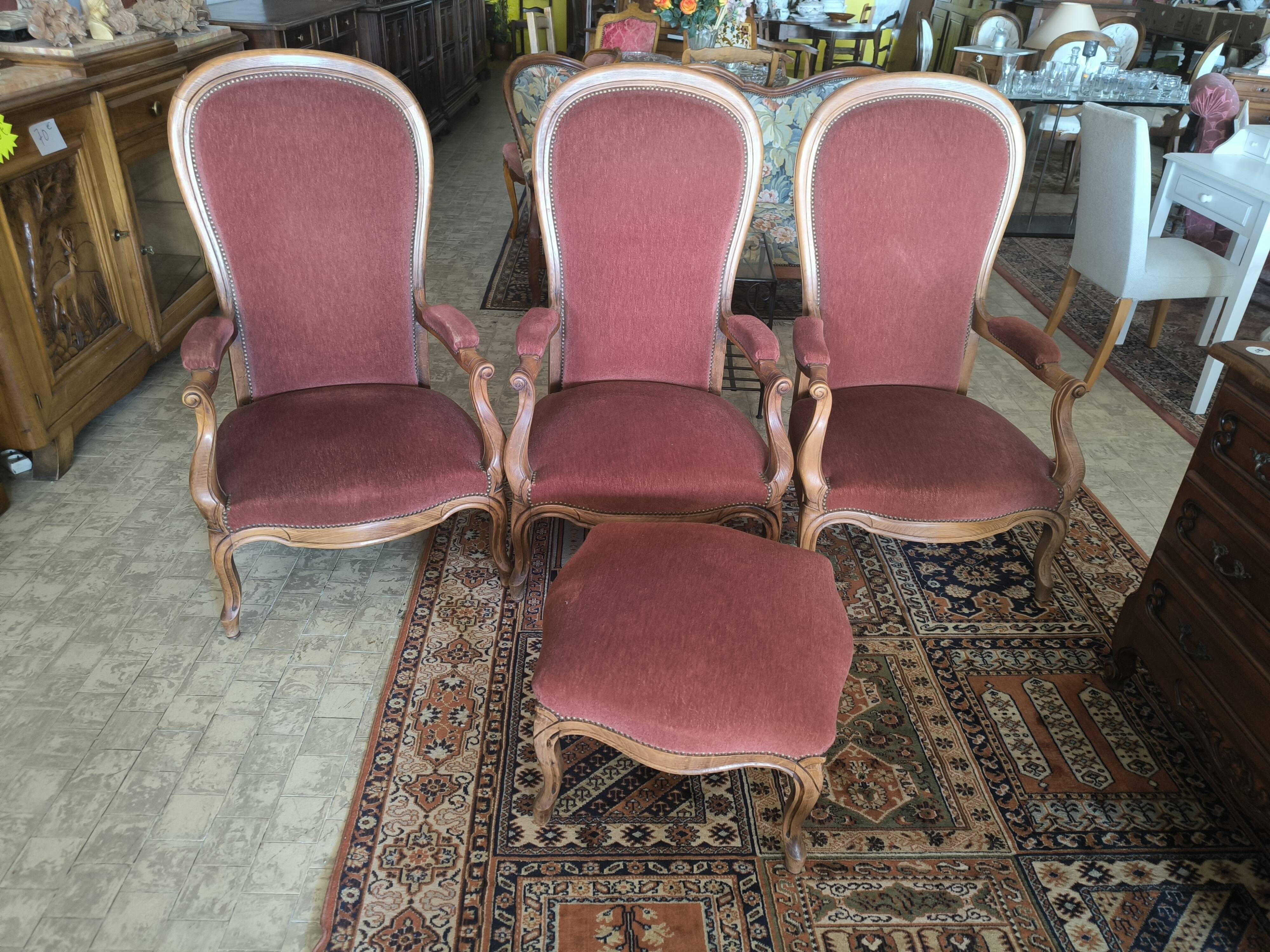 Lot de 3 fauteuils Voltaire et un pouf assorti