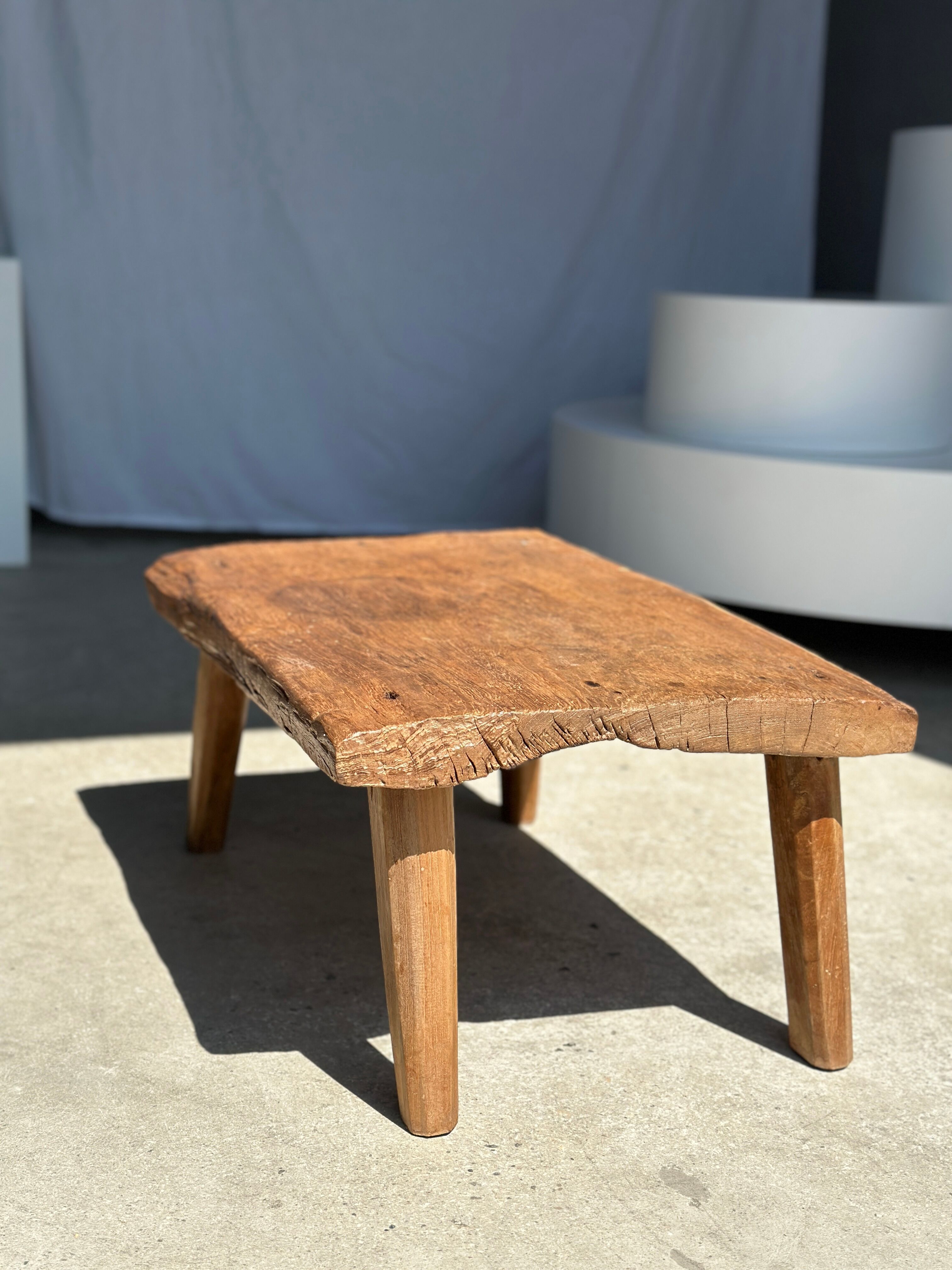 Coffee table in blond teak quadripod