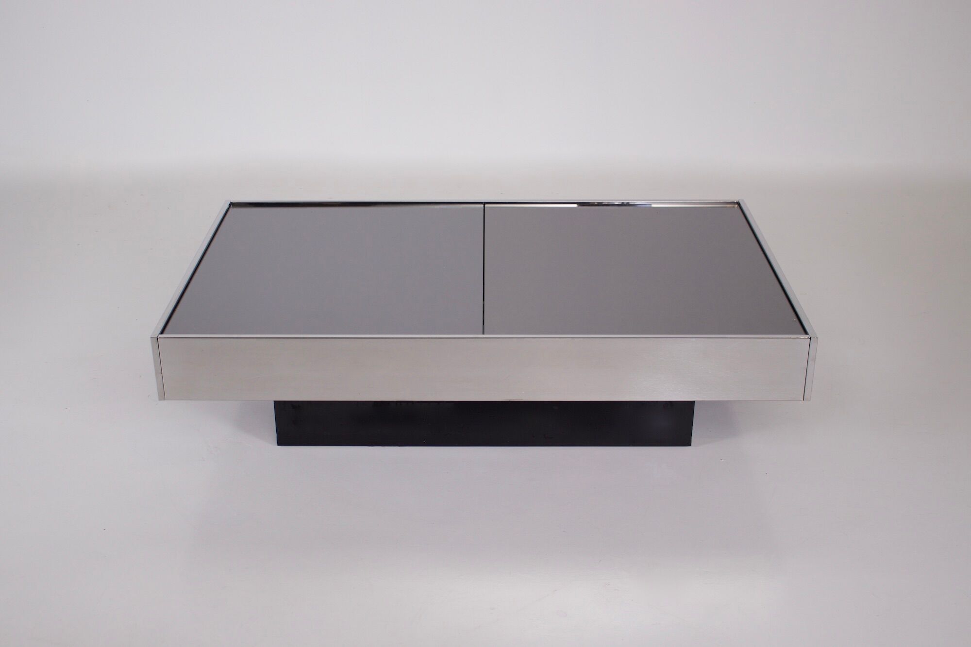 Opening coffee table in bar, Rizzo & Cidue 1970.