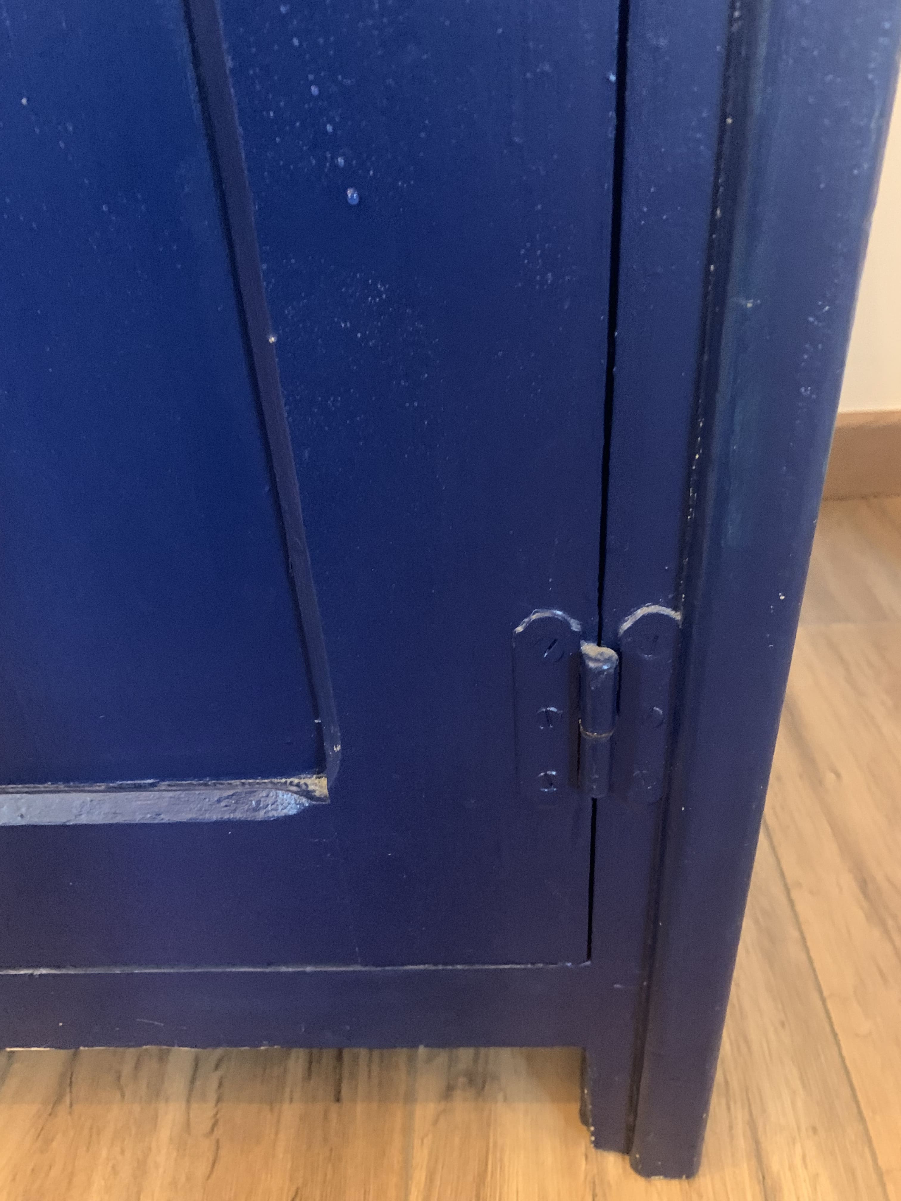 Meuble parisien bleu