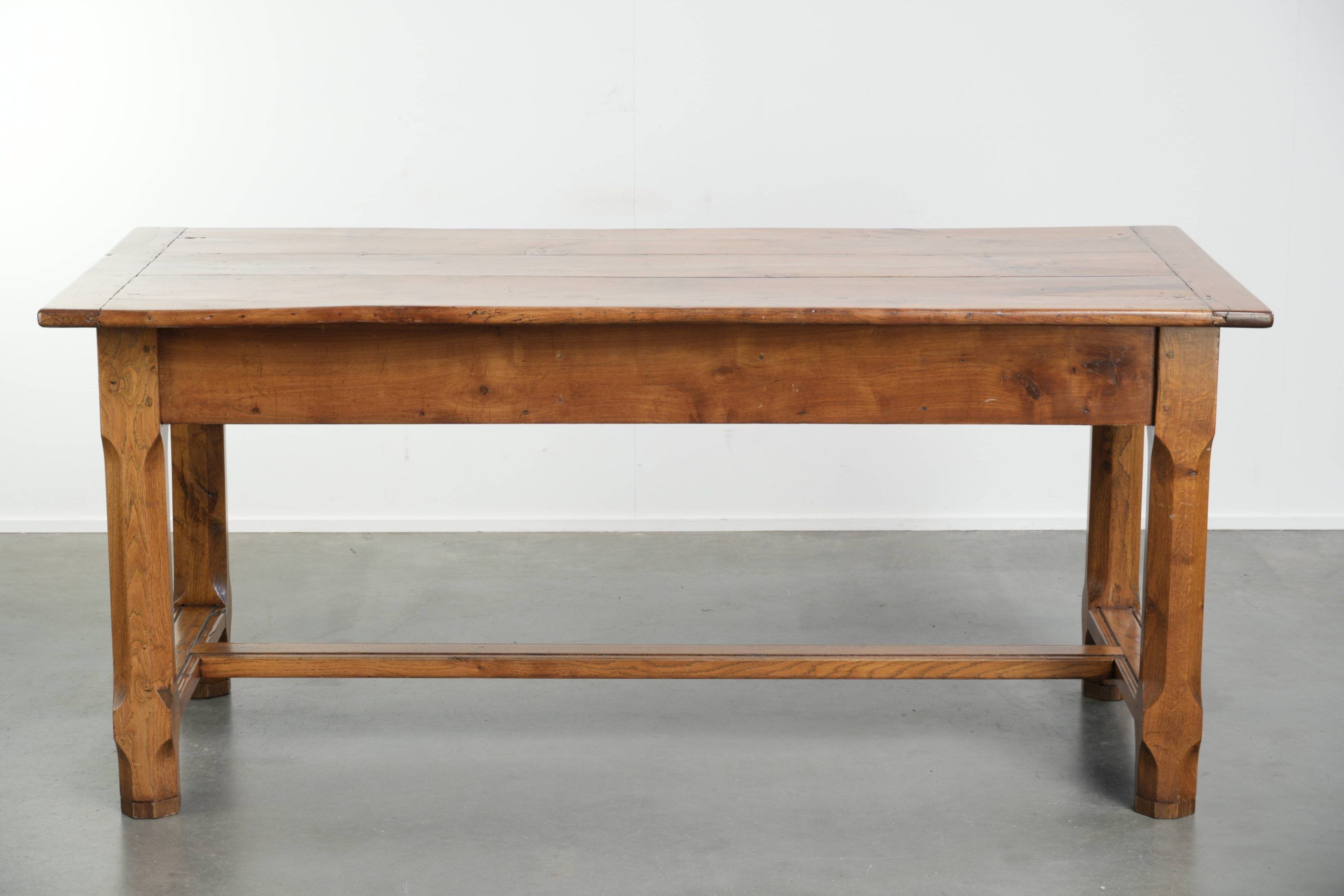 French dining table from the 18th century with a fruitwood top and oak base