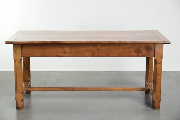 Table à manger française du XVIIIe siècle avec un plateau en bois de fruitier et une base en chêne.