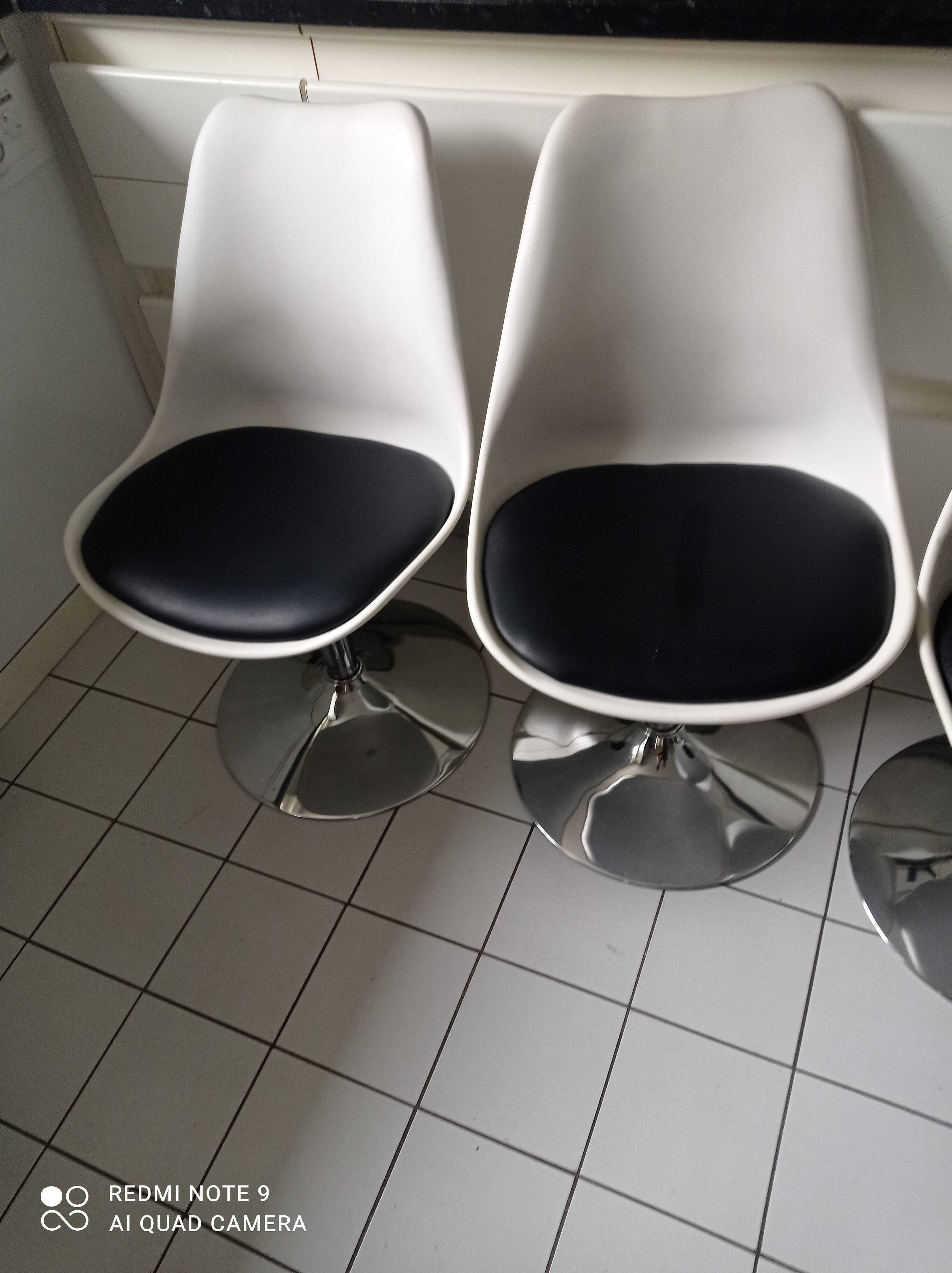 Set of 4 swivel tulip chairs