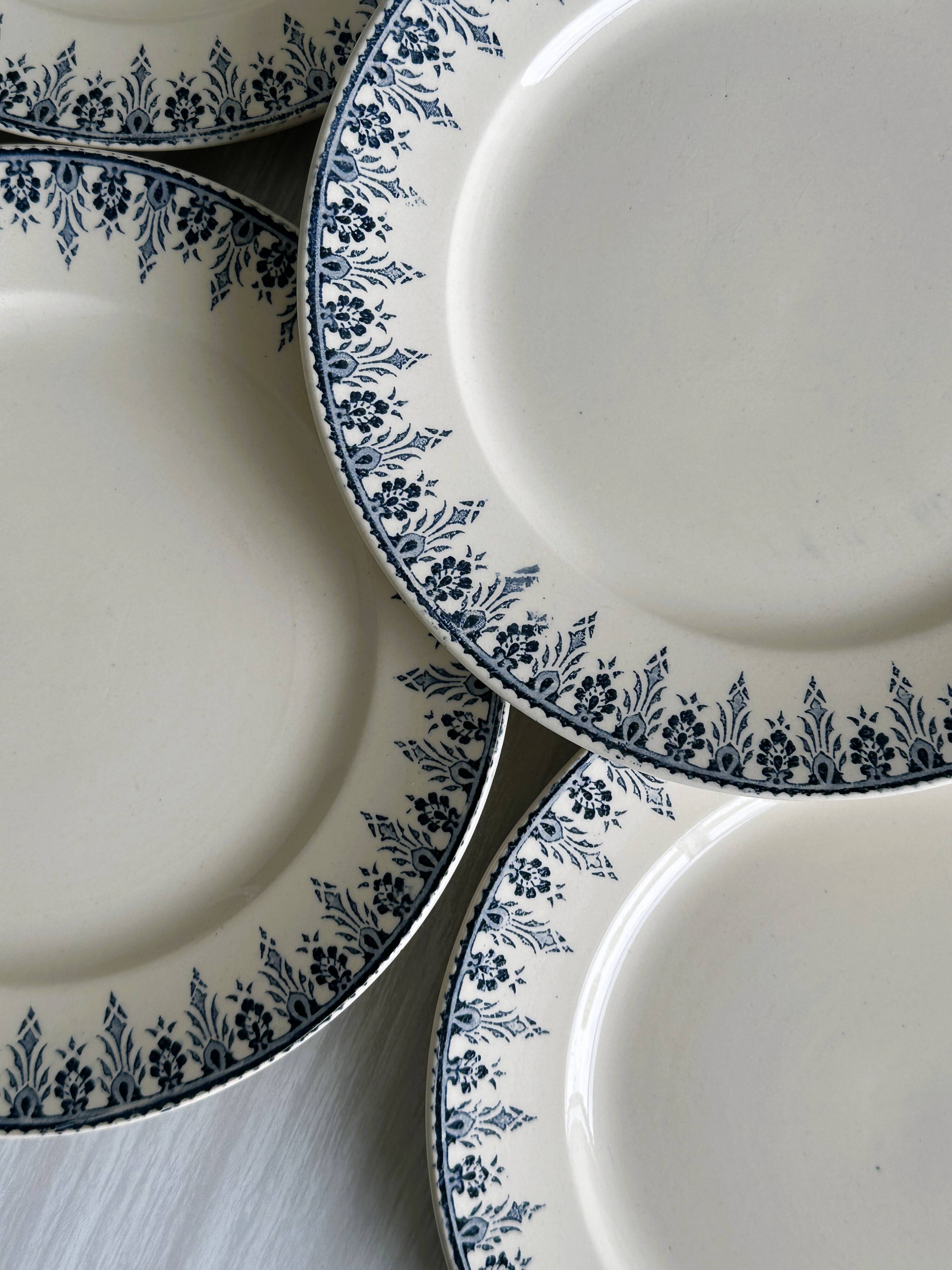 6 flat earthenware plates, blue floral border