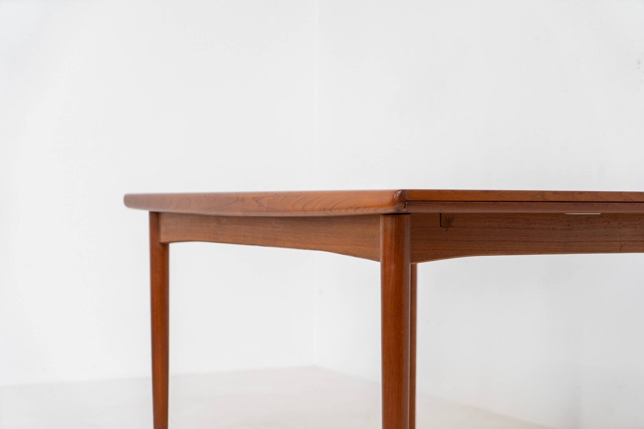 Extendable dining table by Skøvby Møbelfabrik