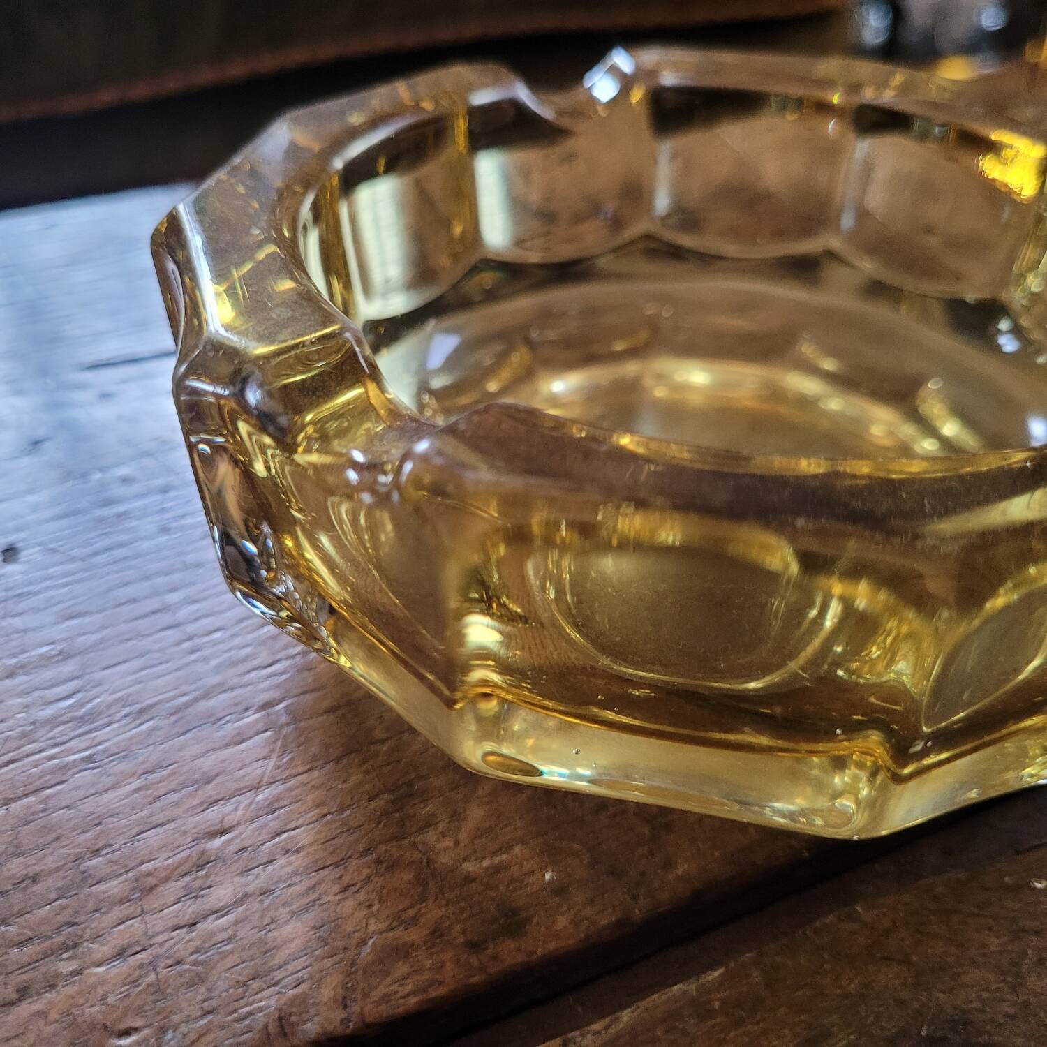 Cendrier en verre ambré – Années 60–70Cendrier en verre ambré – Années