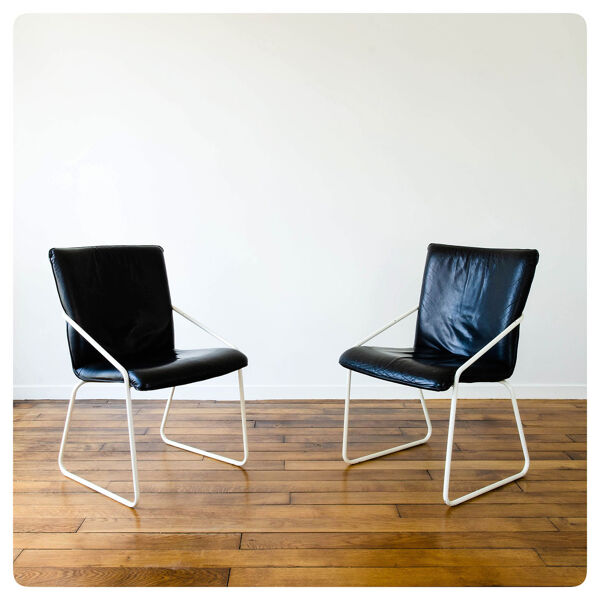 Série de 4 chaises en cuir, piétement traineau laqué blanc