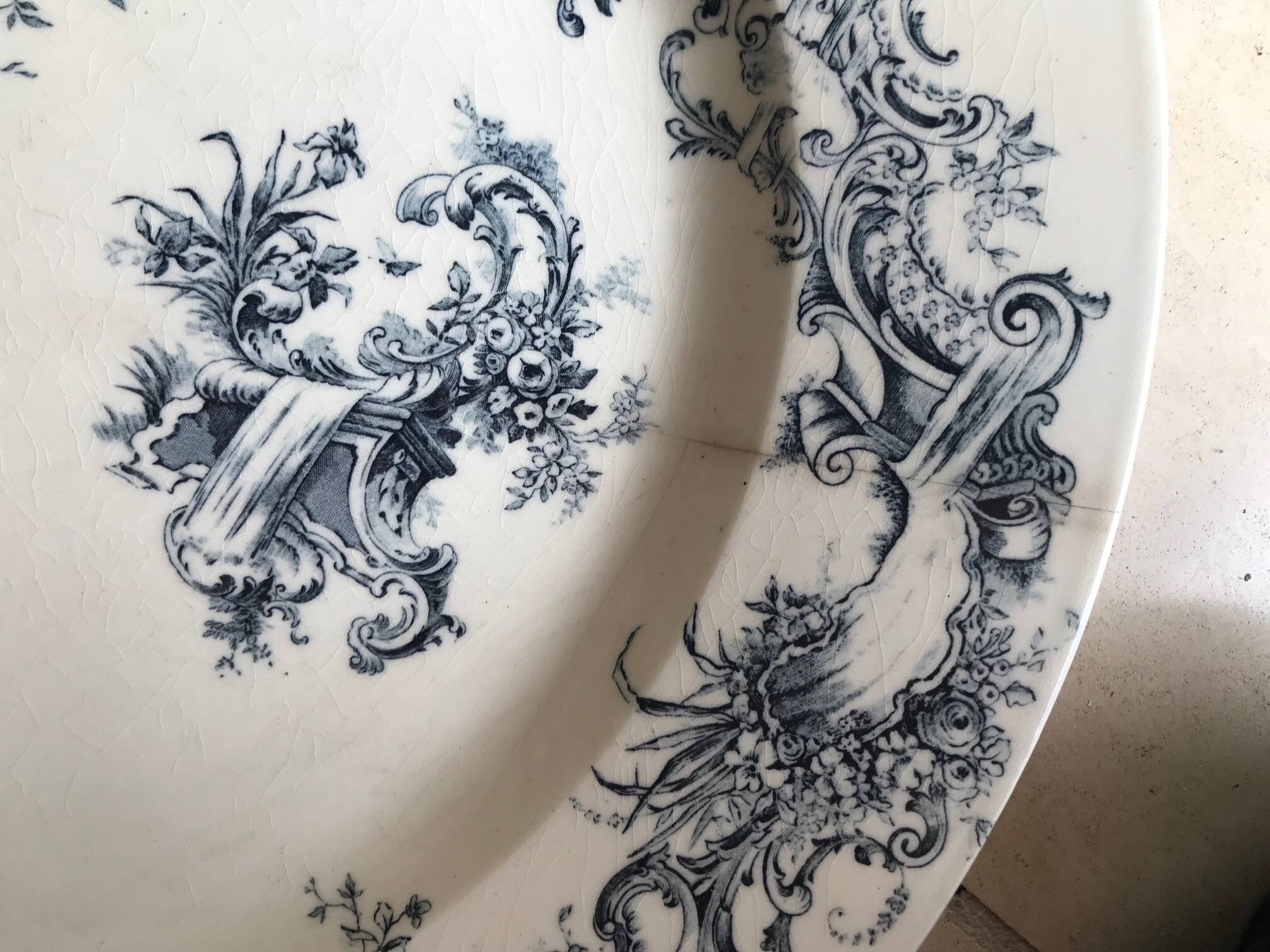 Large iron earth plate in Gien floral pattern