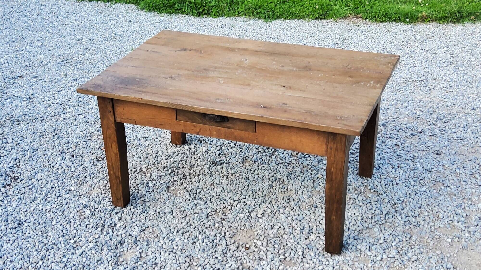 Oak farmhouse coffee table with spindle legs and one drawer, late 19th century