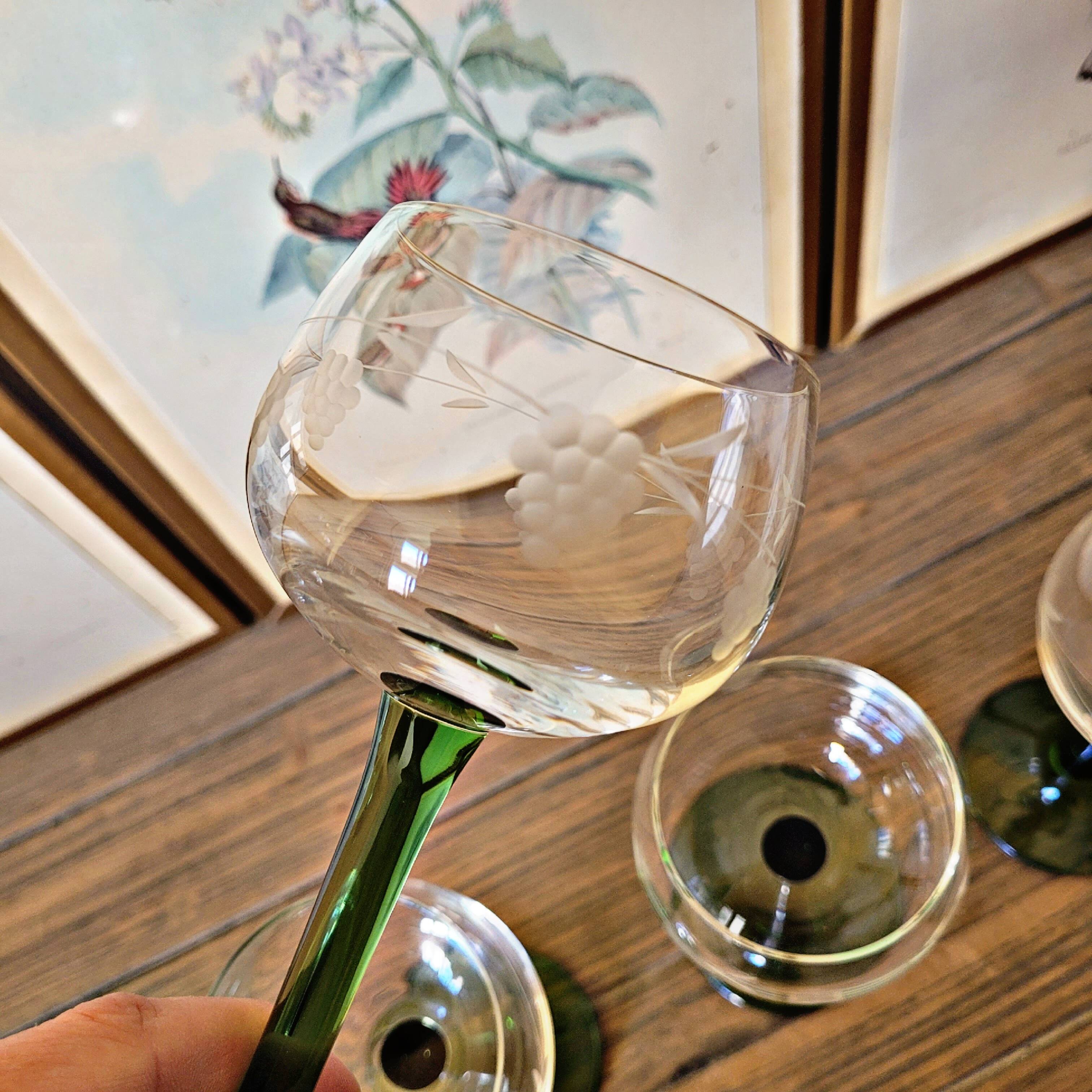 6 verres à vin d'Alsace au décor gravé (raisin), pied vert