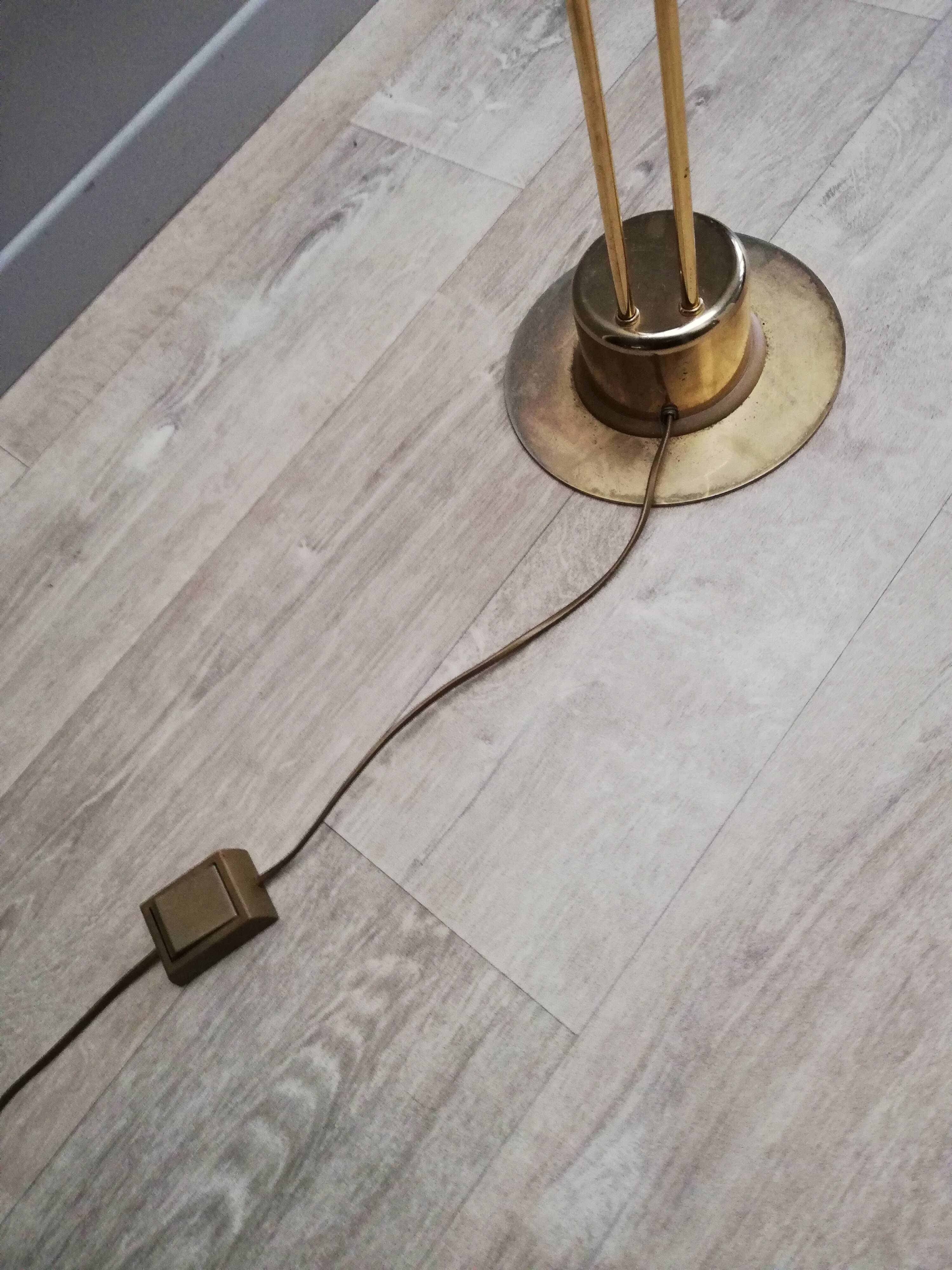 Gold metal counterweight lamppost