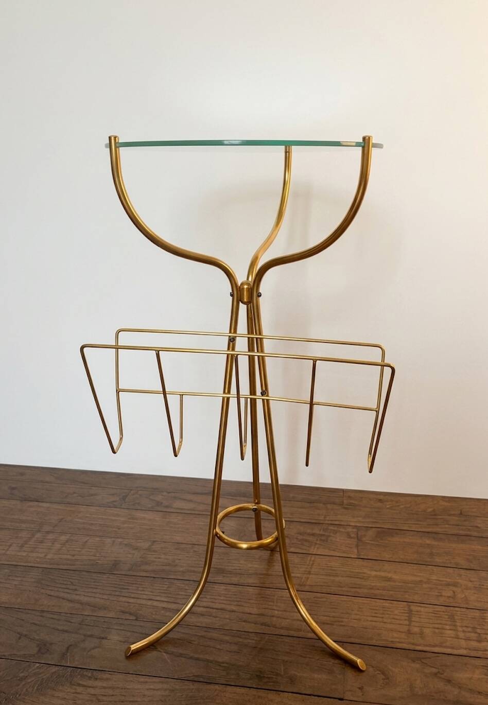 Sellette tripode porte-revues laiton & verre biseauté