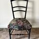 Chaise Napoléon III en bois noir et jacquard à fleurs