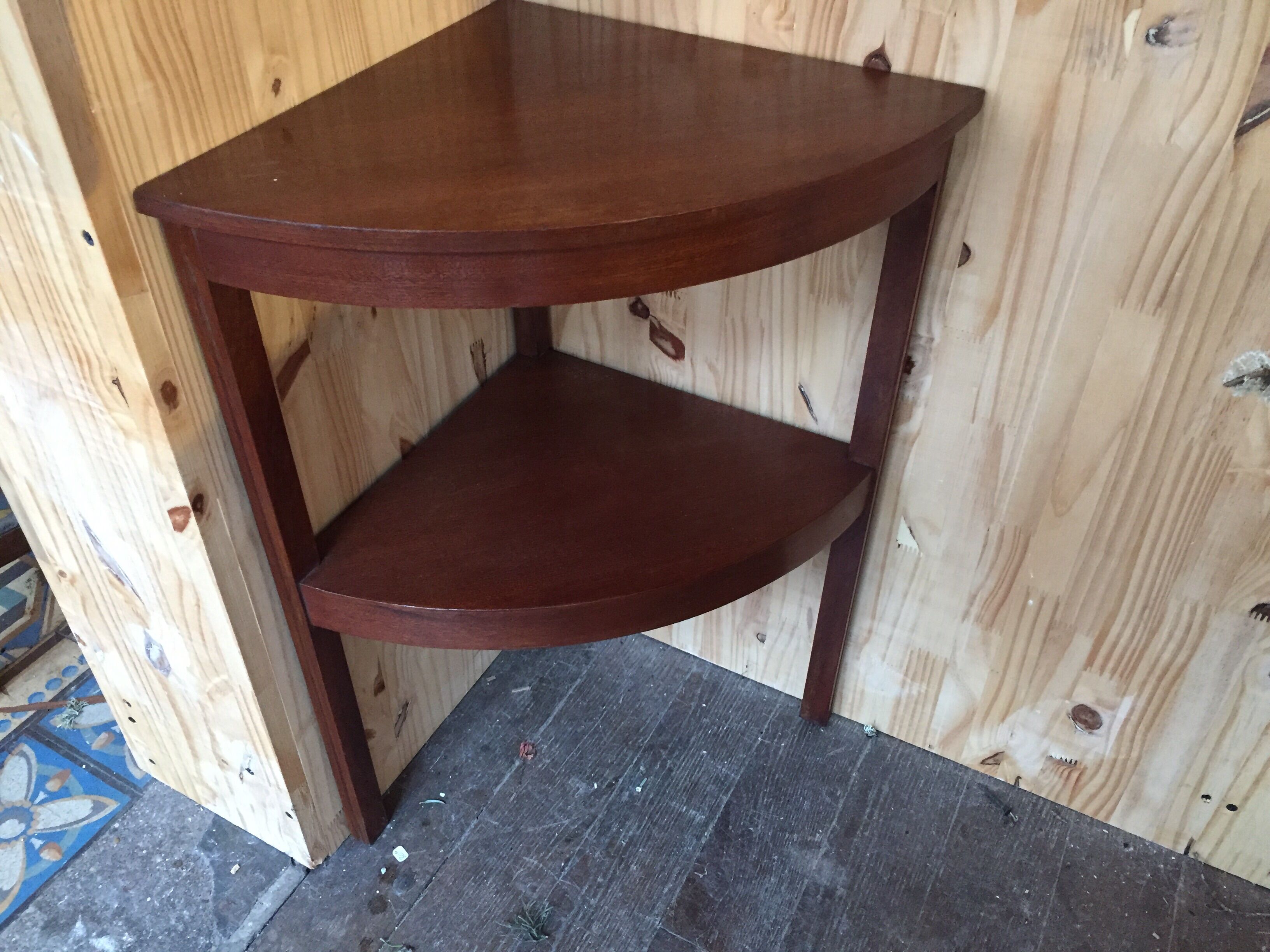 Round nesting tables