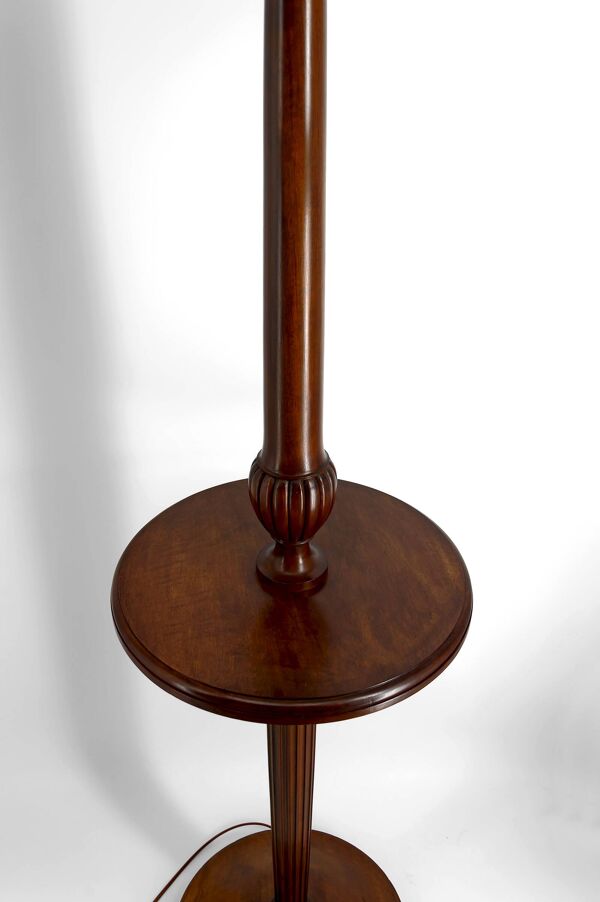 Lampadaire Art Déco en noyer sculpté et abat-jour de style Tiffany, circa 1