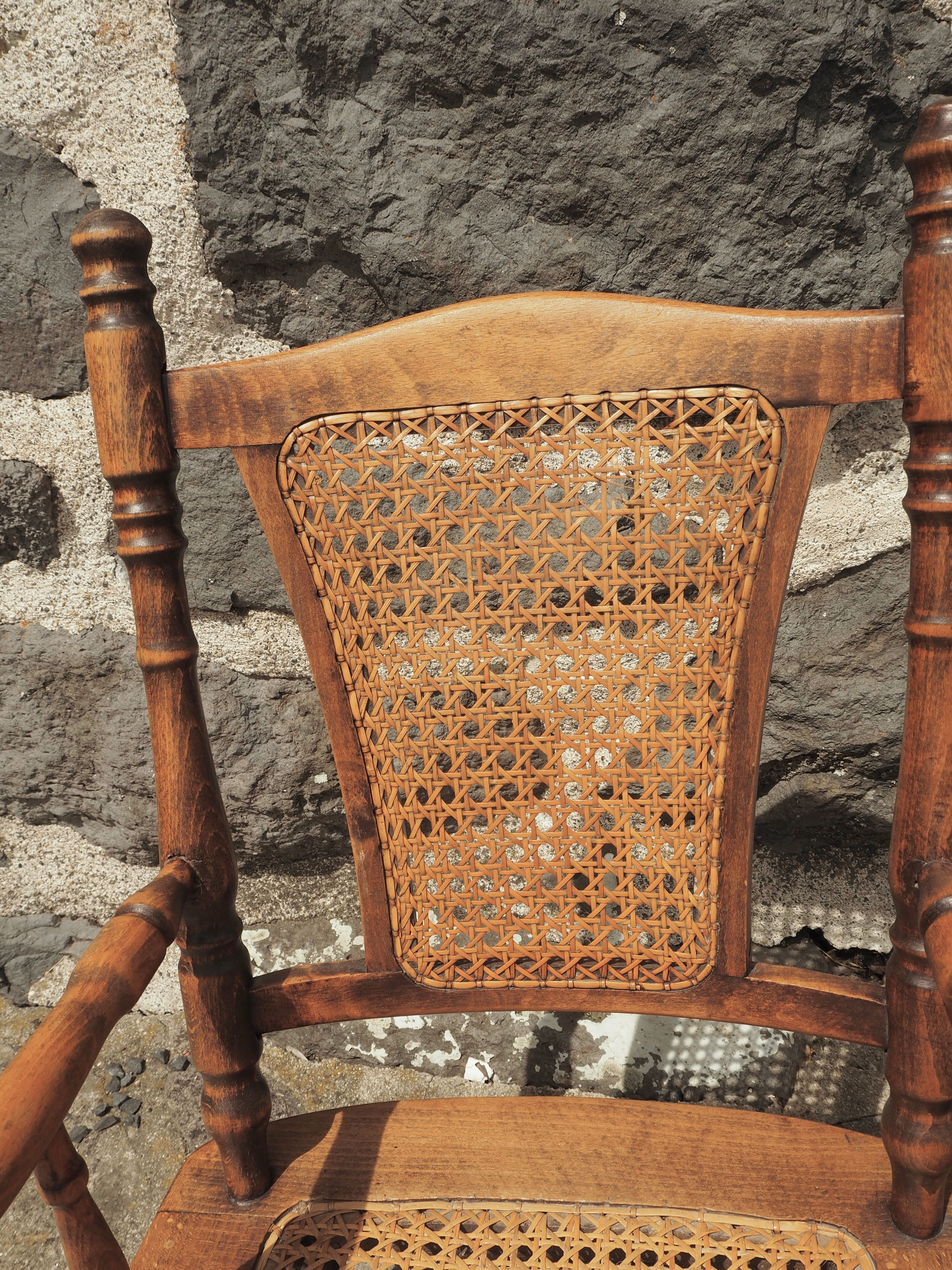 Fauteuil en bois et cannage pour enfant