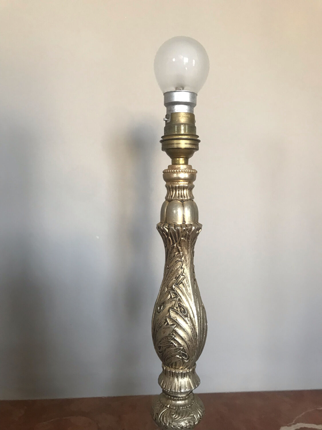 Pied de lampe de chevet joliement décoré