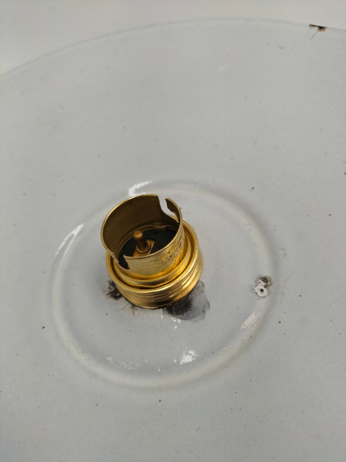 Suspensions in enamelled sheets