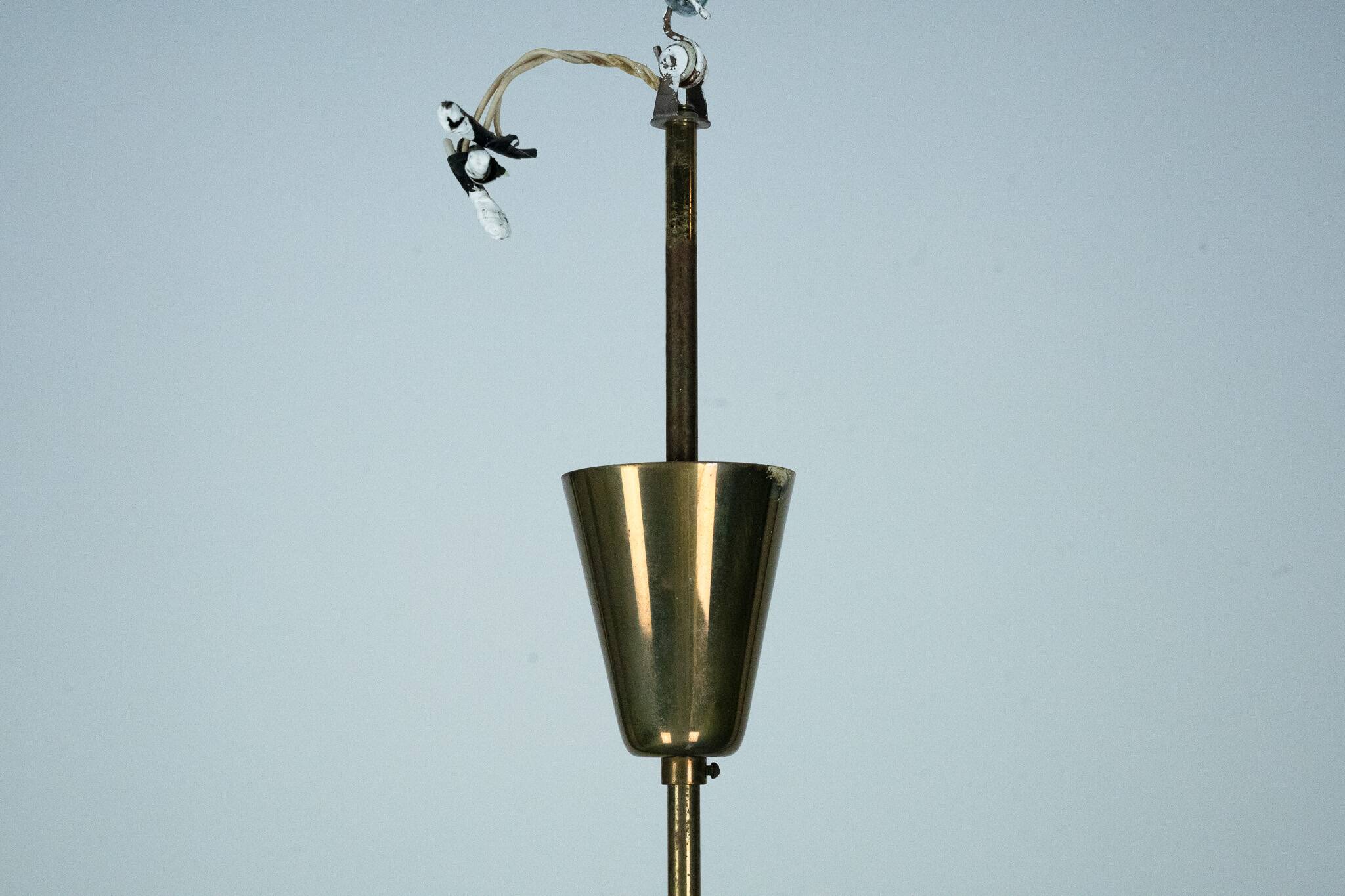 Rare lustre Arredoluce Monza à 9 lumières en laiton et verre opalin, Italie, 19