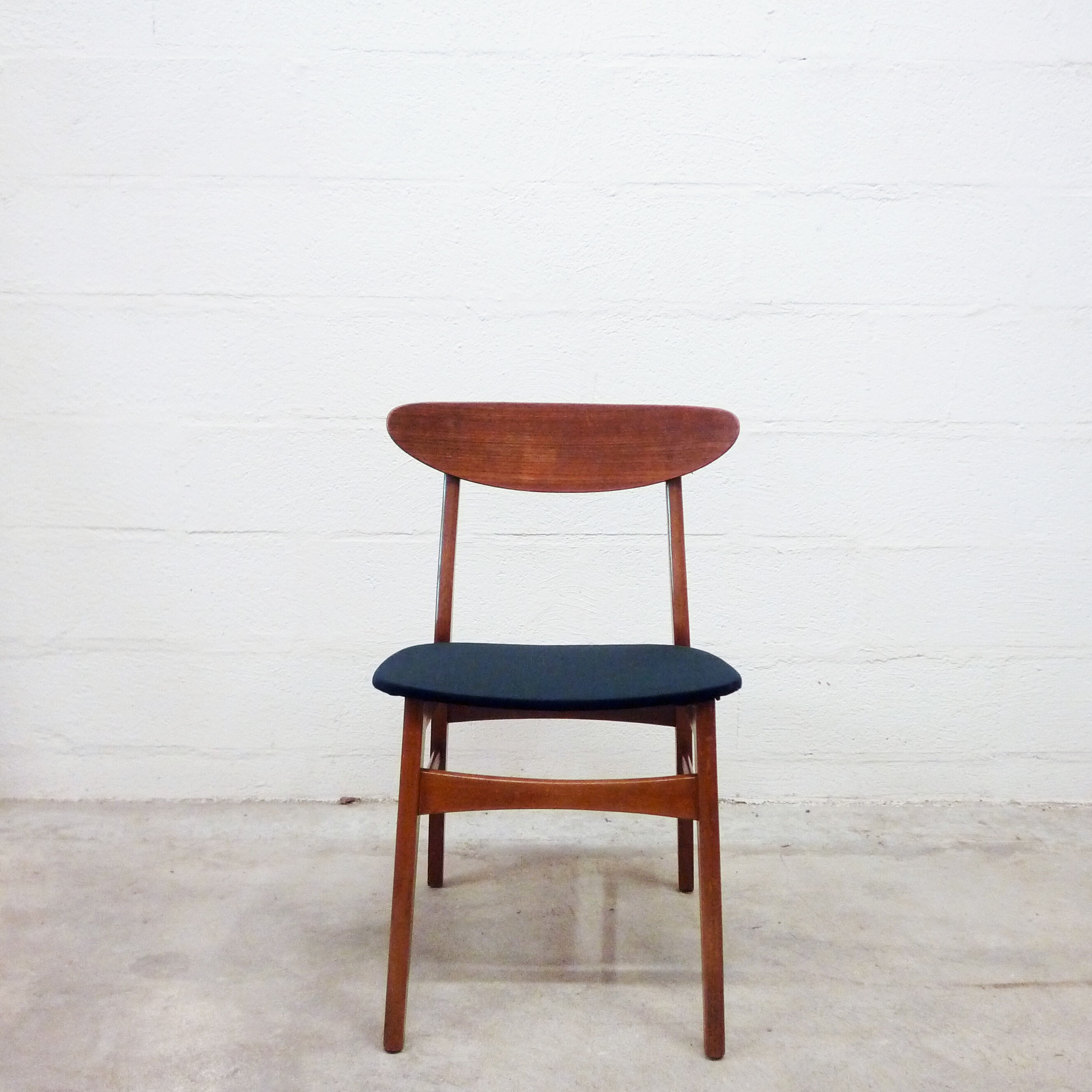 Chaise danoise teck et velours des années 50