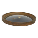 Butterfly frame under curved glass