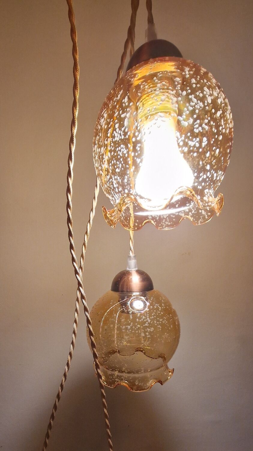 2 iridescent amber luminaires in suspensions