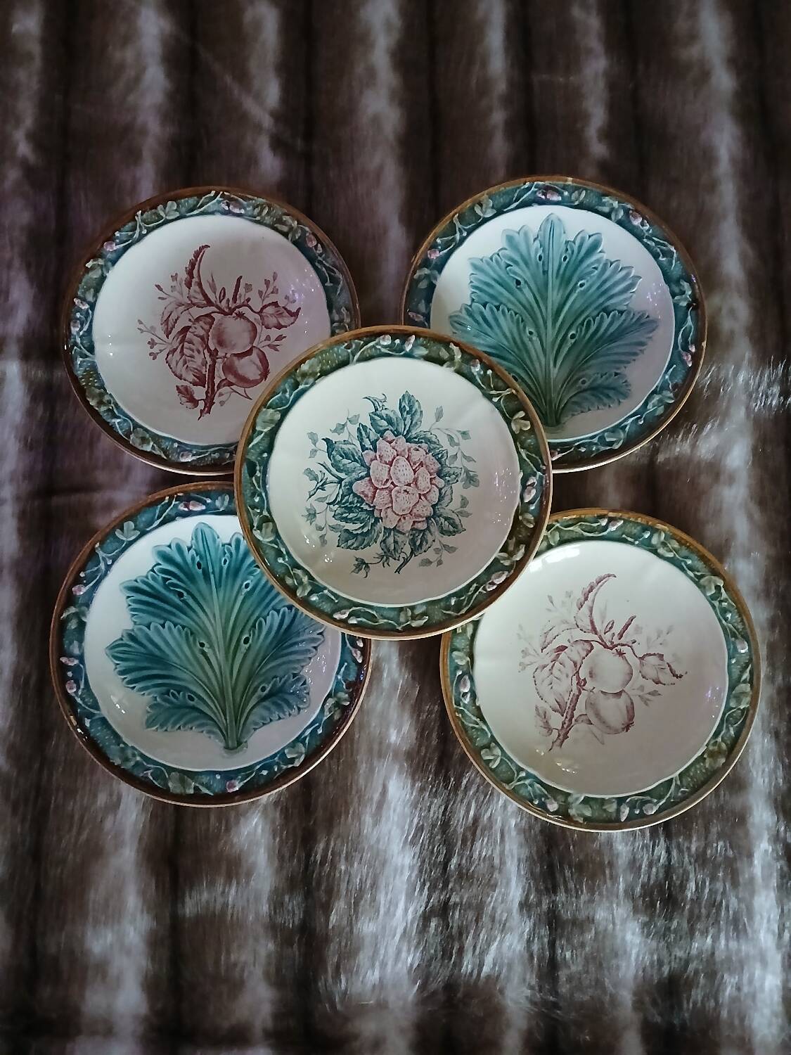 5 assiettes anciennes majolique Longchamp 