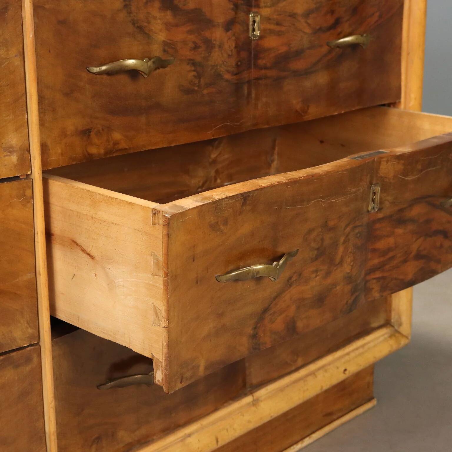 Vintage walnut burl commode with brass handles, Italian design from the 1940s.