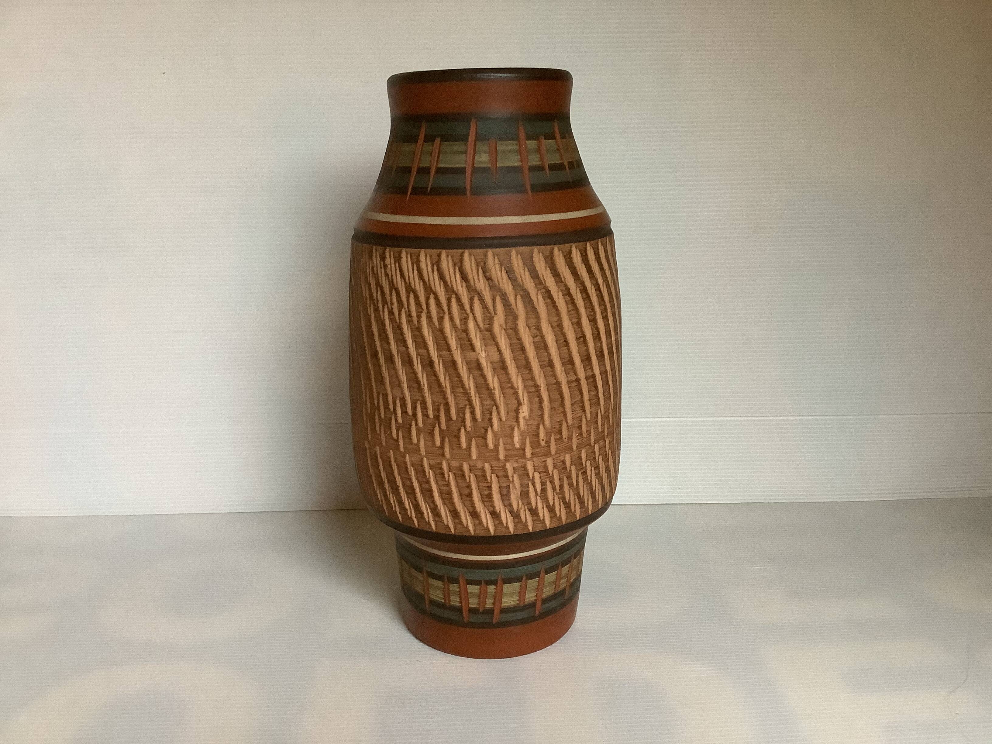 Homvombeit terra cotta vase