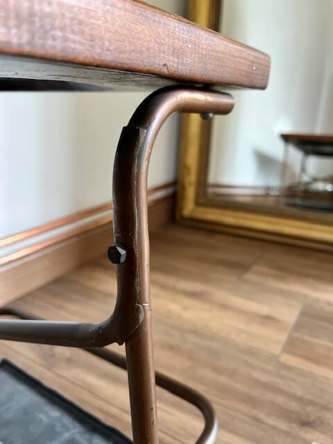 Table basse artisanale et fonctionnelle