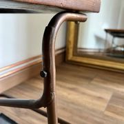 Table basse artisanale et fonctionnelle