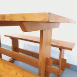 Suite d’une table et de 2 bancs en sapin, années 60