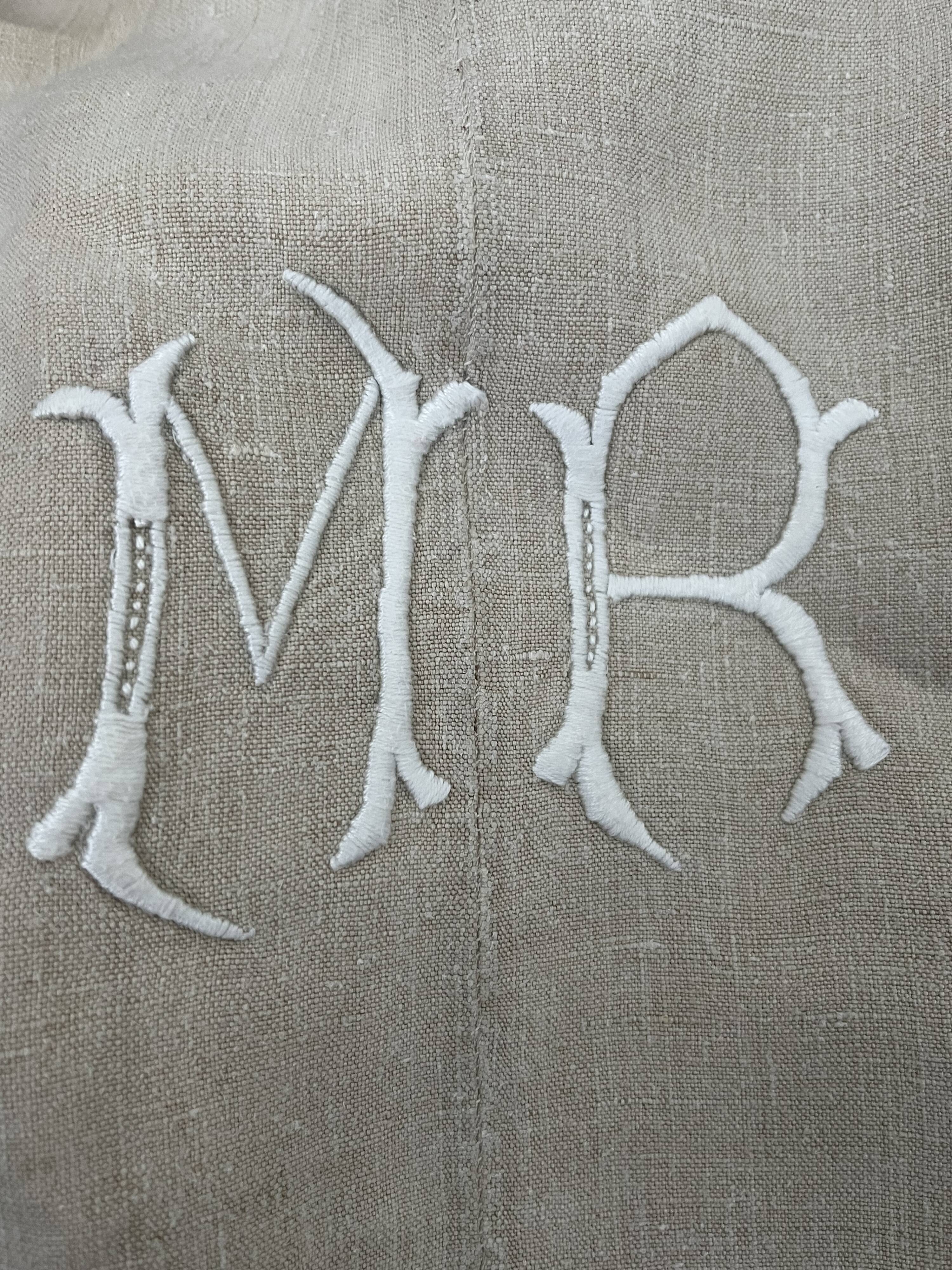 Drap en lin brodé avec monogramme MR