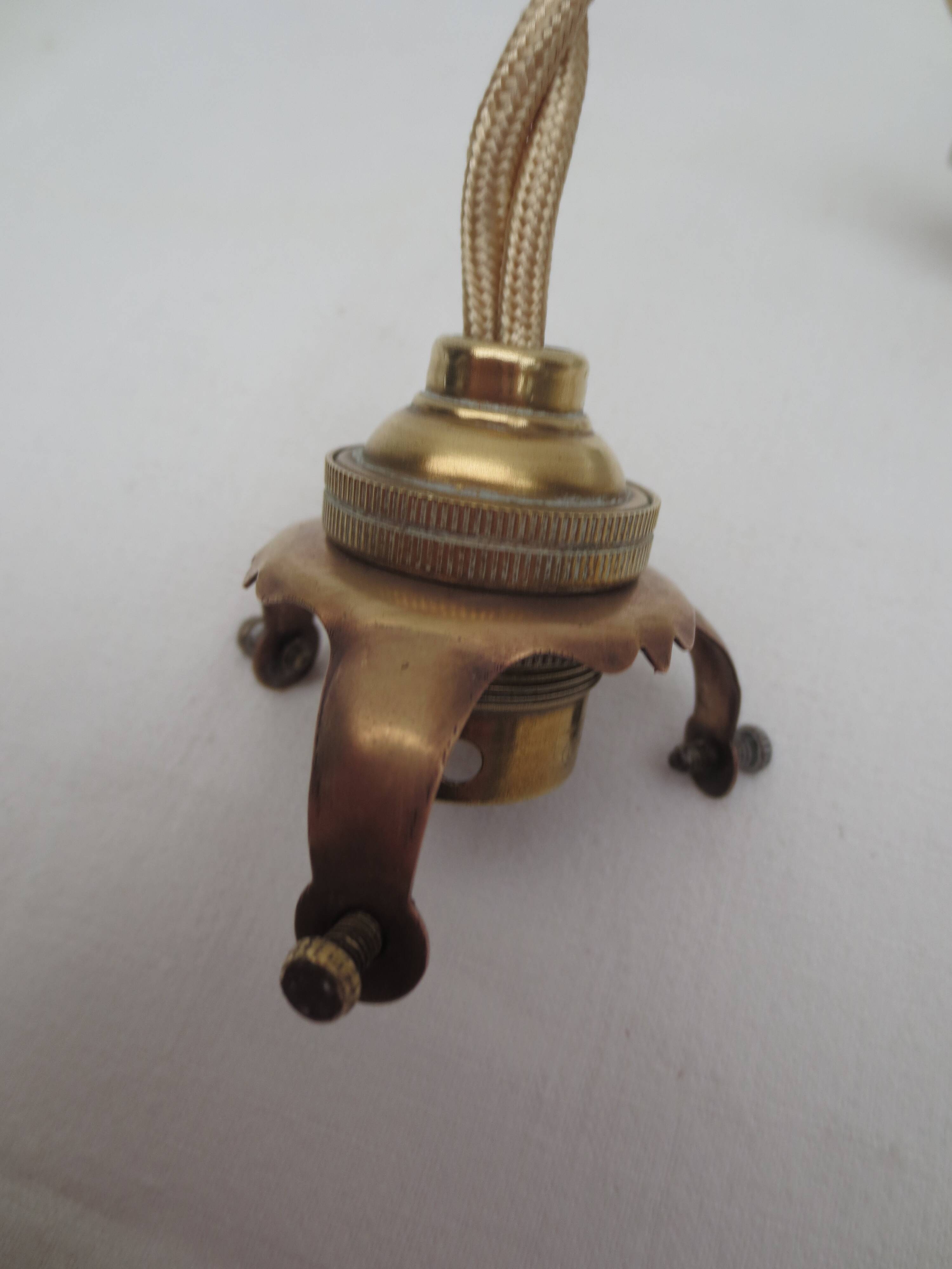 Old suspension, said rises and falls with serrated white opaline