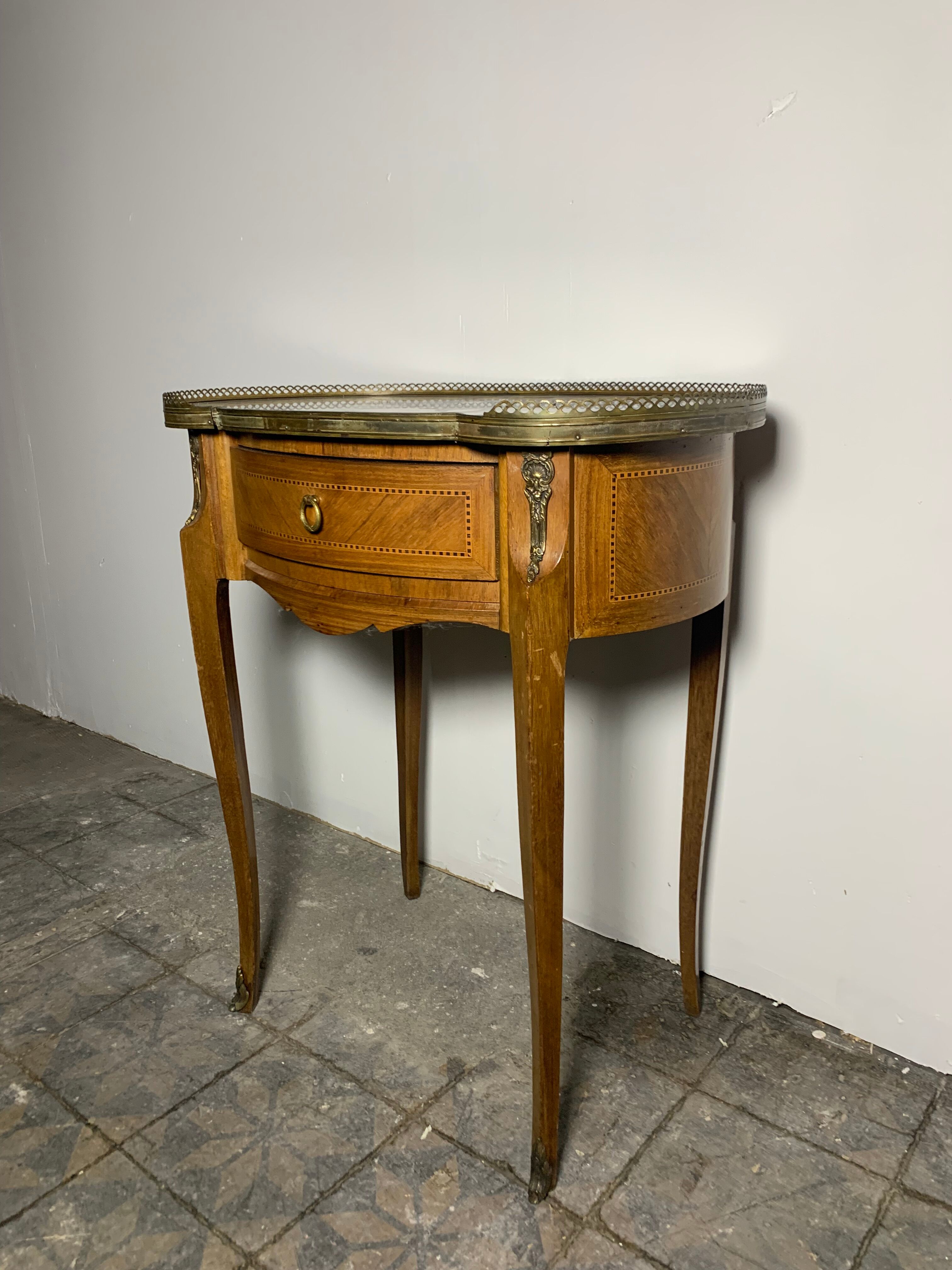 Kidney table transition style, side cabinet small chest of drawers.