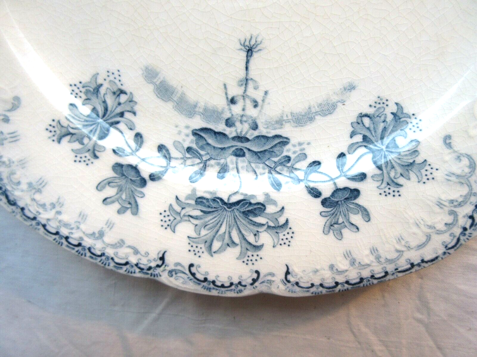Flat plate Terre de Fer Saint Amand, Regency model, in blue