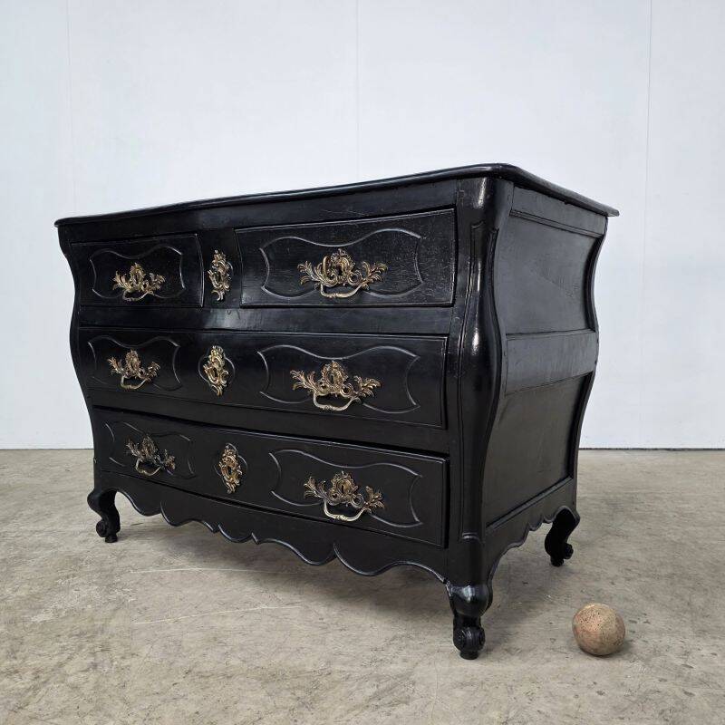 Beautiful curved tomb commode from the Louis XV period, black lacquered.