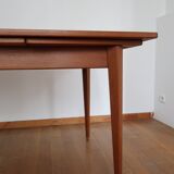 Extendable scandinavian table